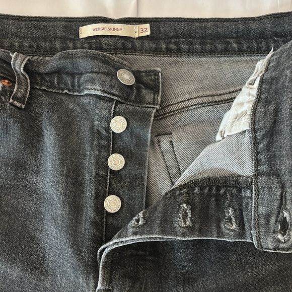 Levi’s Wedgie Skinny Black Denim Jeans Women 32 Button Fly Raw Hem Stretch - Picture 3 of 7